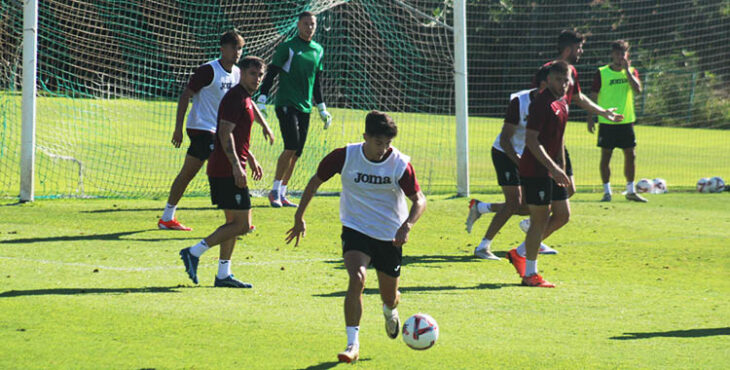 Kuki Zalazar saliendo con el balón en uno de sus últimos entrenamientos con el grupo antes de caer lesionado.