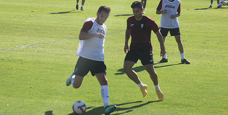 Kuki Zalazar presionando a Adri Lapeña en una entrenamiento de la semana pasada.