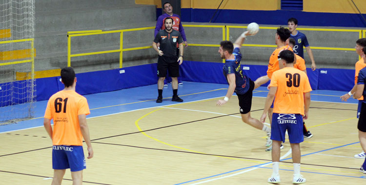 Un lance del duelo entre lasalianos y palmeños. Foto: La Salle Balonmano