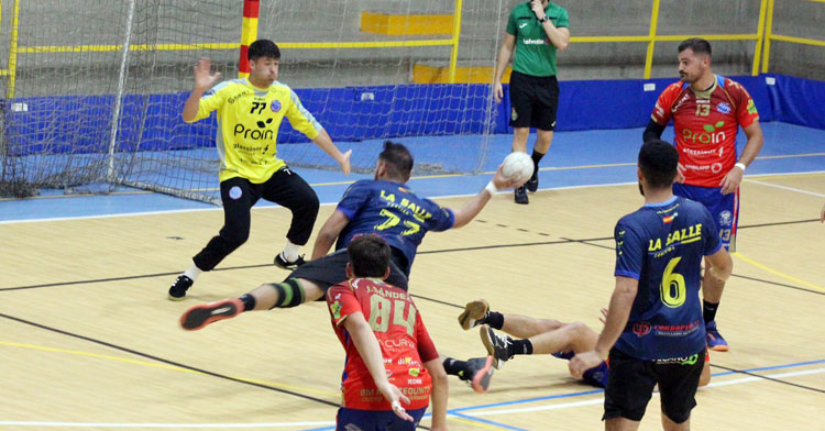 Un jugador lasaliano intenta anotar ante el meta de Montequinto. Foto: La Salle Balonmano