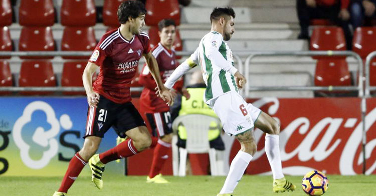 Luso siendo presionado por un jugador del Mirandés en la 2016-17. Foto: LaLiga