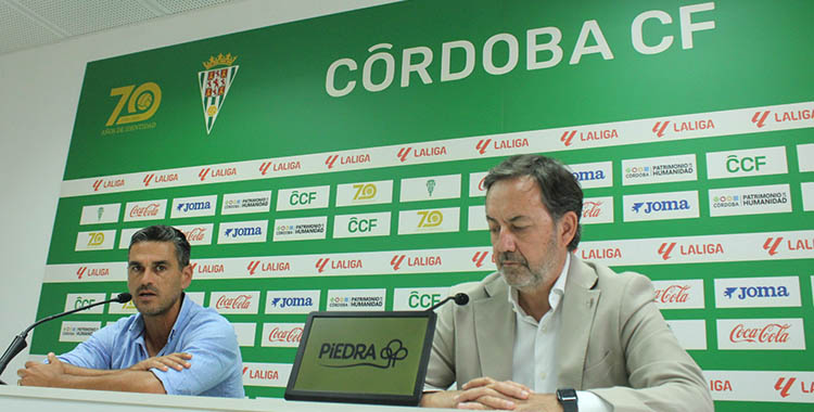 Antonio Fernández Monterrubio junto a Juanito en el estreno de la remozada sala de prensa por su photocall.