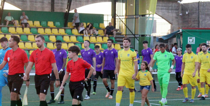 La salida a cancha de vinícolas y blanquiverdes, esta vez de morado. Foto: Montilla CF