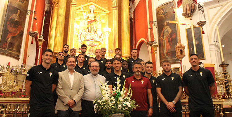 La plantilla del Córdoba CF durante su ofrenda a San Rafael antes de empezar la temporada 2024-25.