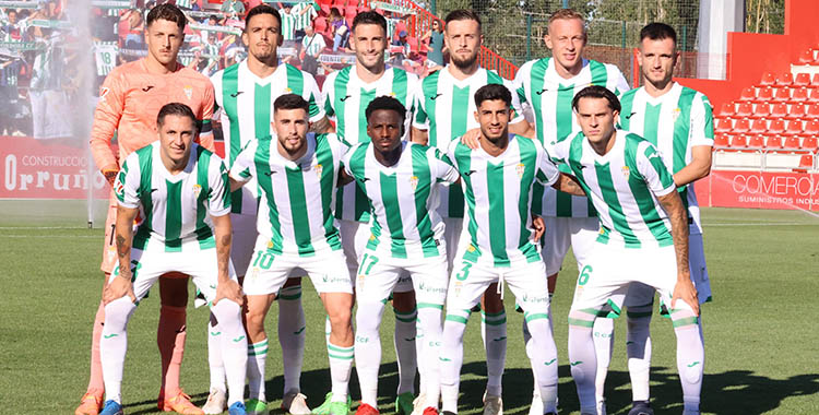 El primer once del Córdoba CF en su vuelta a Segunda en Anduva.