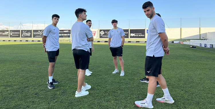 Los jugadores del cuadro blanquillo en los prolegómenos del duelo anterior frente al Utrera. Foto: CD Pozoblanco