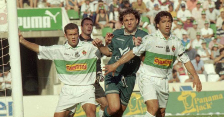 Quini pugnando con la defensa del Elche en el Martínez Valero en junio de 1997.