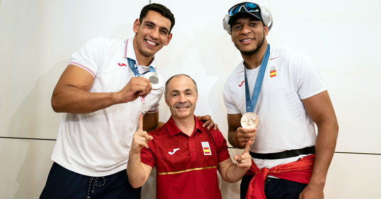 Rafa Lozano junto a Ghadfa y Reyes Pla, medallistas en París. Foto: FEB