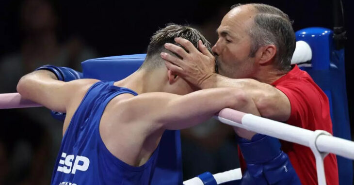 Rafa Lozano consolando a Rafa Lozano Jr. en París. Foto: EFE