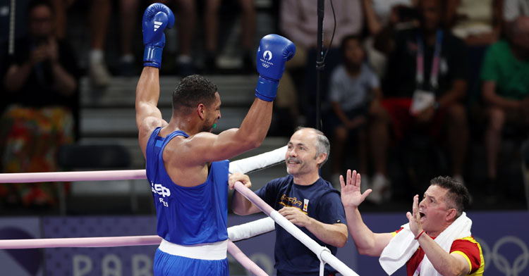 Rafa Lozano celebrando con Reyes Pla su triunfo en cuartos en París 2024. Foto: Sashenka Gutiérrez / EFE