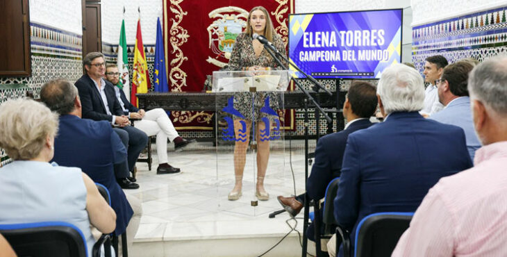 Elena Torres hablando en el Ayuntamiento. Foto: @AytoPuenteGenil