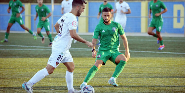 Mario Ruiz intenta un pase ante un jugador del Internacional. Foto: Tino Navas / Salerm Puente Genil