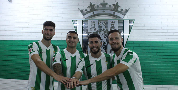 Theo Zidane, Carlos Isaac, Jacobo y Genaro uniendo sus manos durante su presentación.