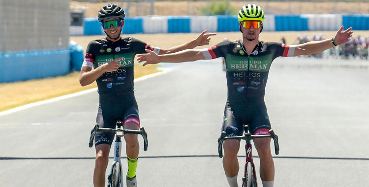 Manu Rodríguez y Víctor Díaz llegando de la mano a meta en el Circuito de Jerez