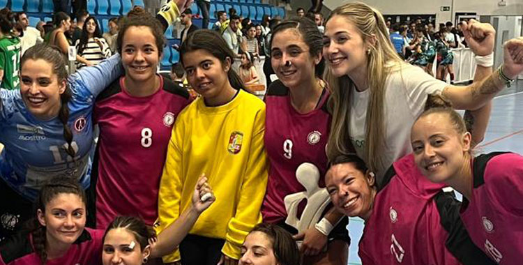 Fátima Insfran (segunda por la derecha) y Amanda Valero (izquierda, de azul) tras un encuentro con el Adesal