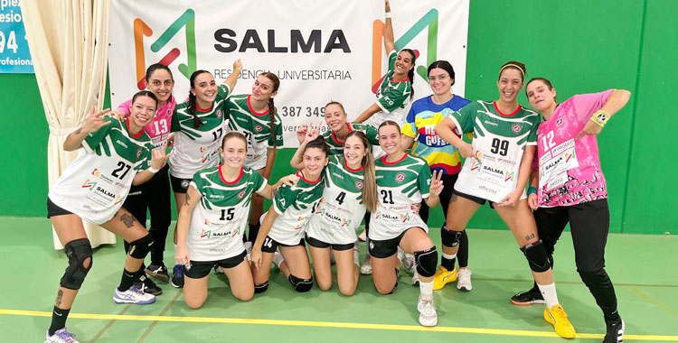 Las jugadoras fuensantinas celebrando su victoria. Foto: Balonmano Adesal