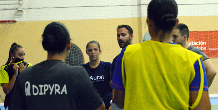 Benito Puerto hablando a sus chicas esta pretemporada. Foto: CBM