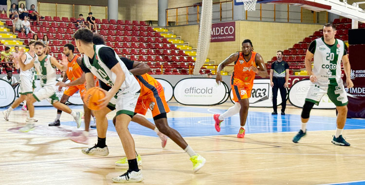 Un lance del amistoso entre el Coto y el Morón. Foto: Córdoba Club de Baloncesto