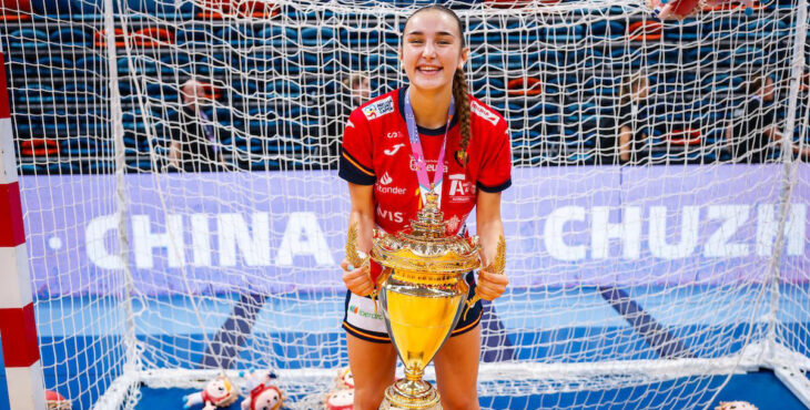 Elena Torres junto al trofeo que la acredita como campeona del mundo juvenil en China