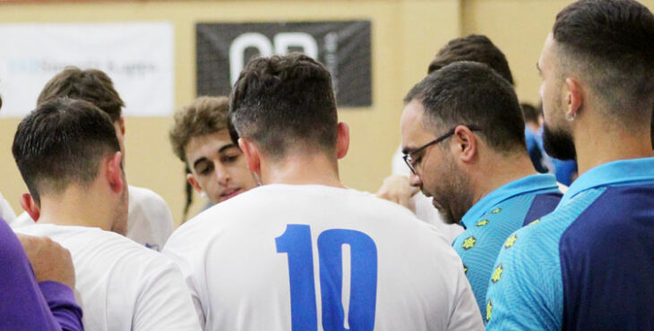 Jesús Díaz dando instrucciones a sus jugadores en un tiempo muerto. Foto: @Palmadeporte