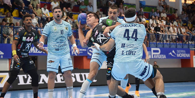 Pablo Simonet penetrando entre la defensa de Cangas con Claudio Ramos al fondo.