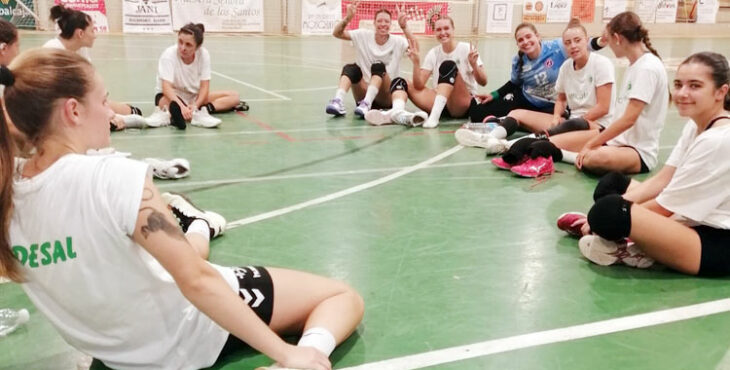 Las jugadoras de Adesal celebrando su victoria ante el Pozuelo. Foto: Balonmano Adesal