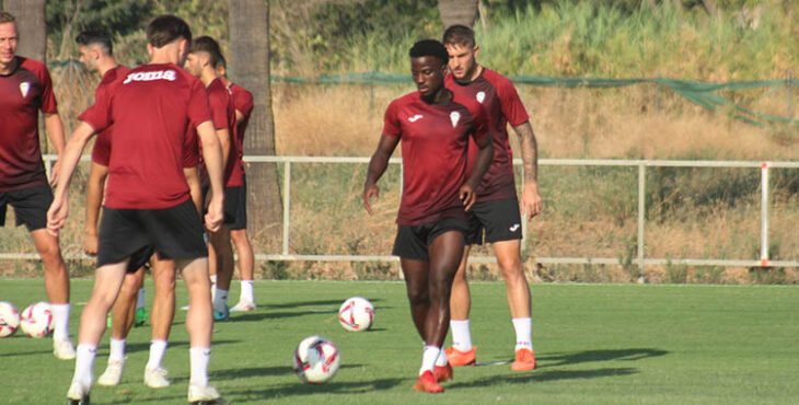 Adilson tocando el balón con Casas a sus espaldas en un rondo.