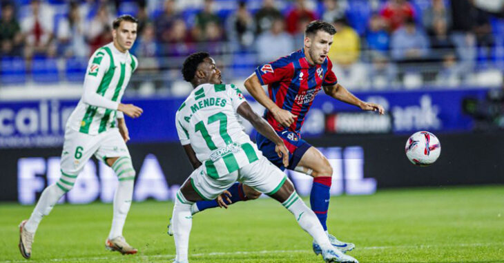 Adilson trata de cortar un avance ofensivo del Huesca. Foto: LaLiga Hypermotion