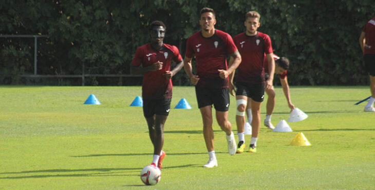 Adilson camina con el balón por delante de Martínez e Isma Ruiz en su vuelta a la dinámica con la plantilla.