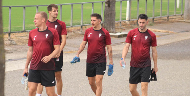 Carlos Albarrán llegando a la Ciudad Deportiva con sus compañeros portando en su mano la máscara facial con la que jugará como Adilson en los úlltimos partidos.