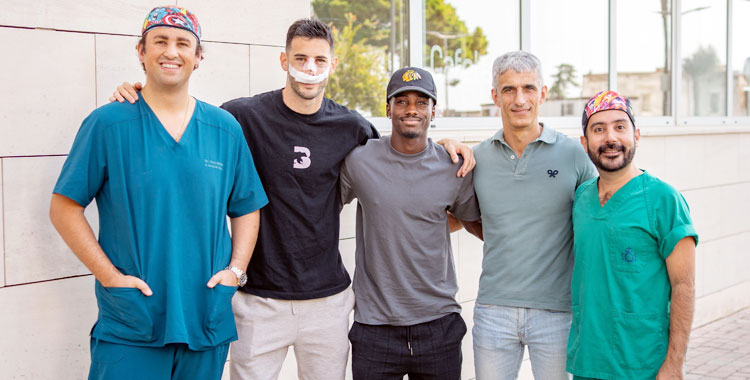 Albarrán posando tras su operación con el equipo médico en San Juan de Dios. Foto: CCF