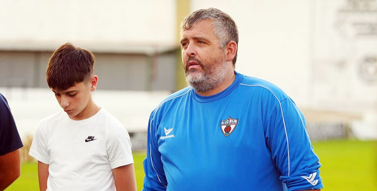 Alberto Fernández en uno de los entrenos con sus chicos este verano. Foto: CD Pozoblanco