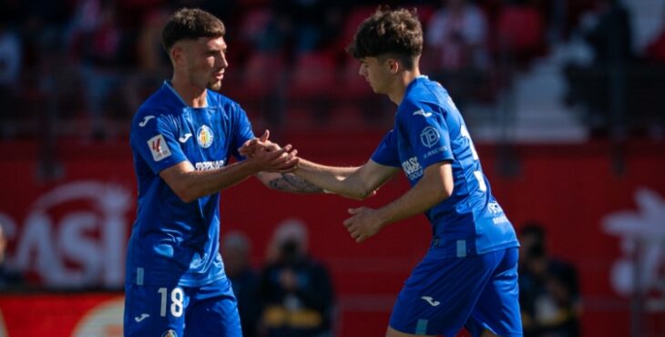 José Ángel Carmona recibe al joven Risco en su debut en Primera. Foto: Getafe CF.