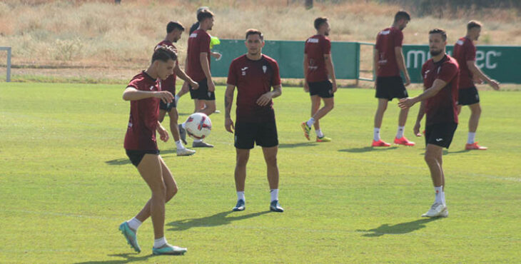 Álex Sala gustándose con el balón ante Carracedo y Genaro.