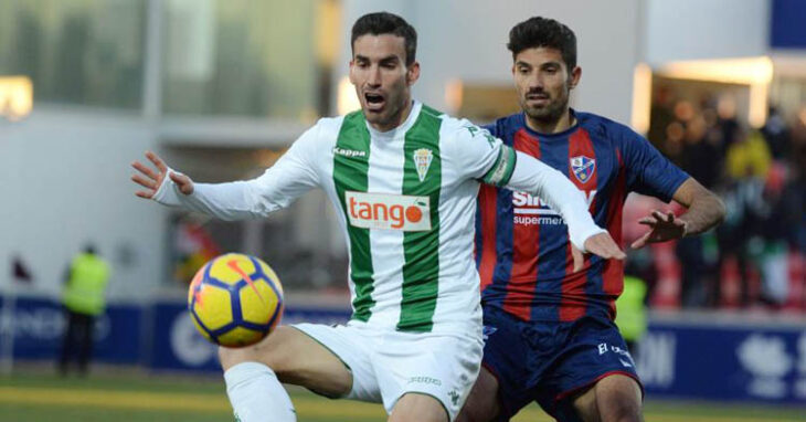 Alfaro pugna por el balón en la última visita del Córdoba a Huesca. Foto: LaLiga