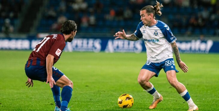 Álvaro Jiménez tan solo jugó 9 partidos en su etapa en Tenerife. Foto: Twitter.