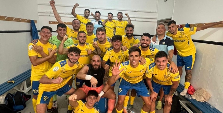 El conjunto de Fran Sedano celebrando la victoria y el liderato provisional. Foto: Atlético Palma del Río.