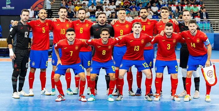 Boyis, arriba a la izquierda, junto a sus compañeros de la selección. Foto: RFEF