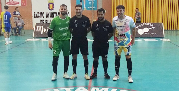 La foto de árbitros y capitanes en el duelo de los rojillos ante el Adecor. Foto: CD Bujalance FS