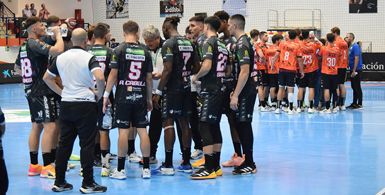 Paco Bustos dando instrucciones en un tiempo muerto en el partido inaugural ante Ademar de León.