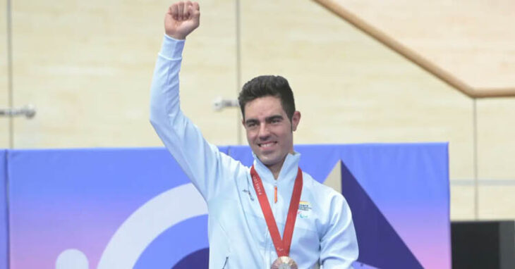 Alfonso Cabello tras su bronce en el kilómetro contrarreloj de París. Foto: RFEC