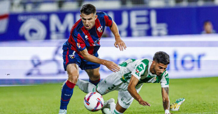 Calderón cae ante Gerard Valentín en El Alcoraz. Foto: LaLiga Hypermotion