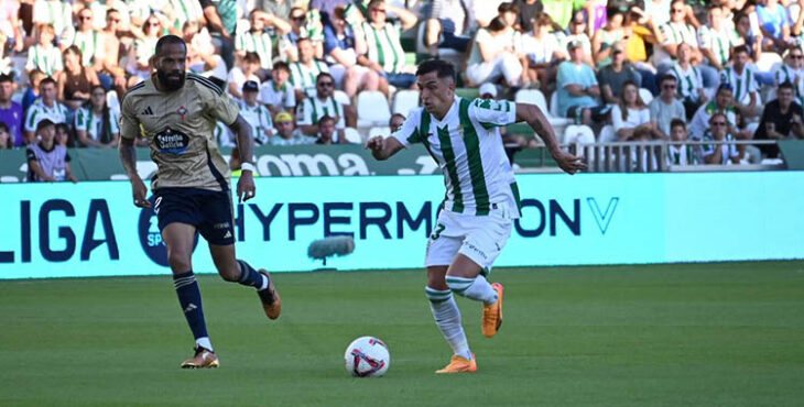 Carracedo trata de superar a Bebé ante el Racing Ferrol. Foto: Natalia Román