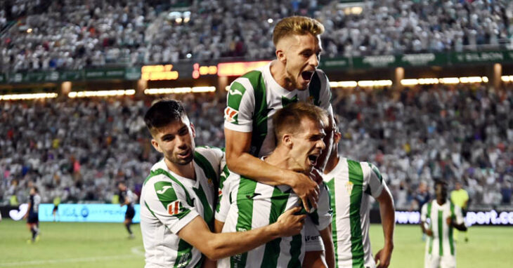 Isma Ruiz y Theo Zidane saltan por encima de Ander Yoldi tras su gol de ayer. Autora: Natalia Román