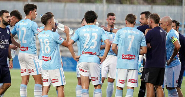 Antonio Jesús Cobos hablando a sus jugadores. Foto: Ciudad de Lucena