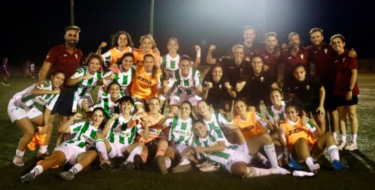 Jugadoras y cuerpo técnico celebrando el pase a segunda ronda. Foto: CCF.