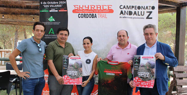 Los organizadores y patrocinadores principales de la IV edición de la Córdoba Trail presentando su camiseta y nuevo cartel.