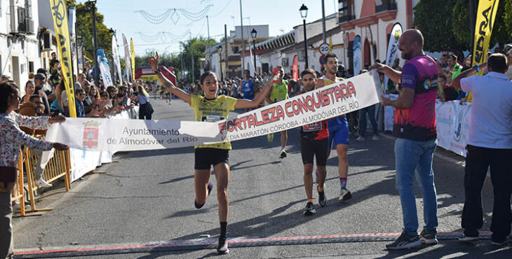 La sevillana Cristina Camacho entrando vencedora en la línea e meta de Almodóvar del Rio.