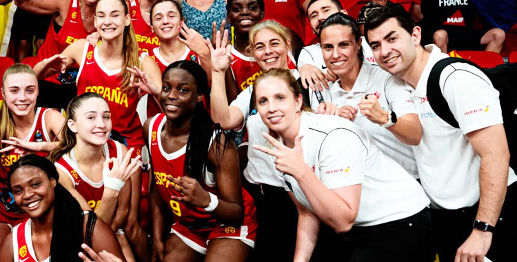 Cristina Cantero celebrando el bronce en el Europeo de Hungría, su tercera medalla consecutiva