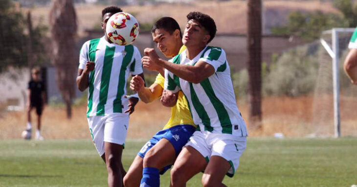 Pugna por un balón en el duelo entre el Córdoba B y el Conil. Foto: CCF